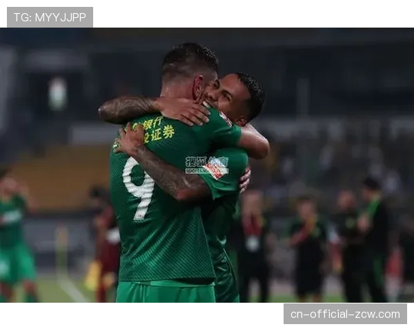 莱比锡1-0领先法兰克福，西蒙斯任意球直接破门打破僵局